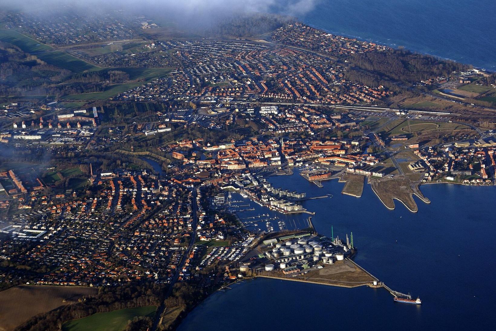 Í Nyborg á Fjóni lá lík eldri manns um fjögurra …