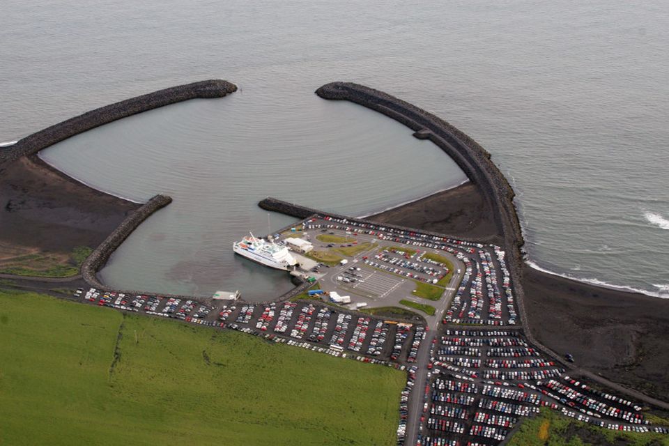 Bílastæðið minnir meira á Sundahöfn en Landeyjahöfn