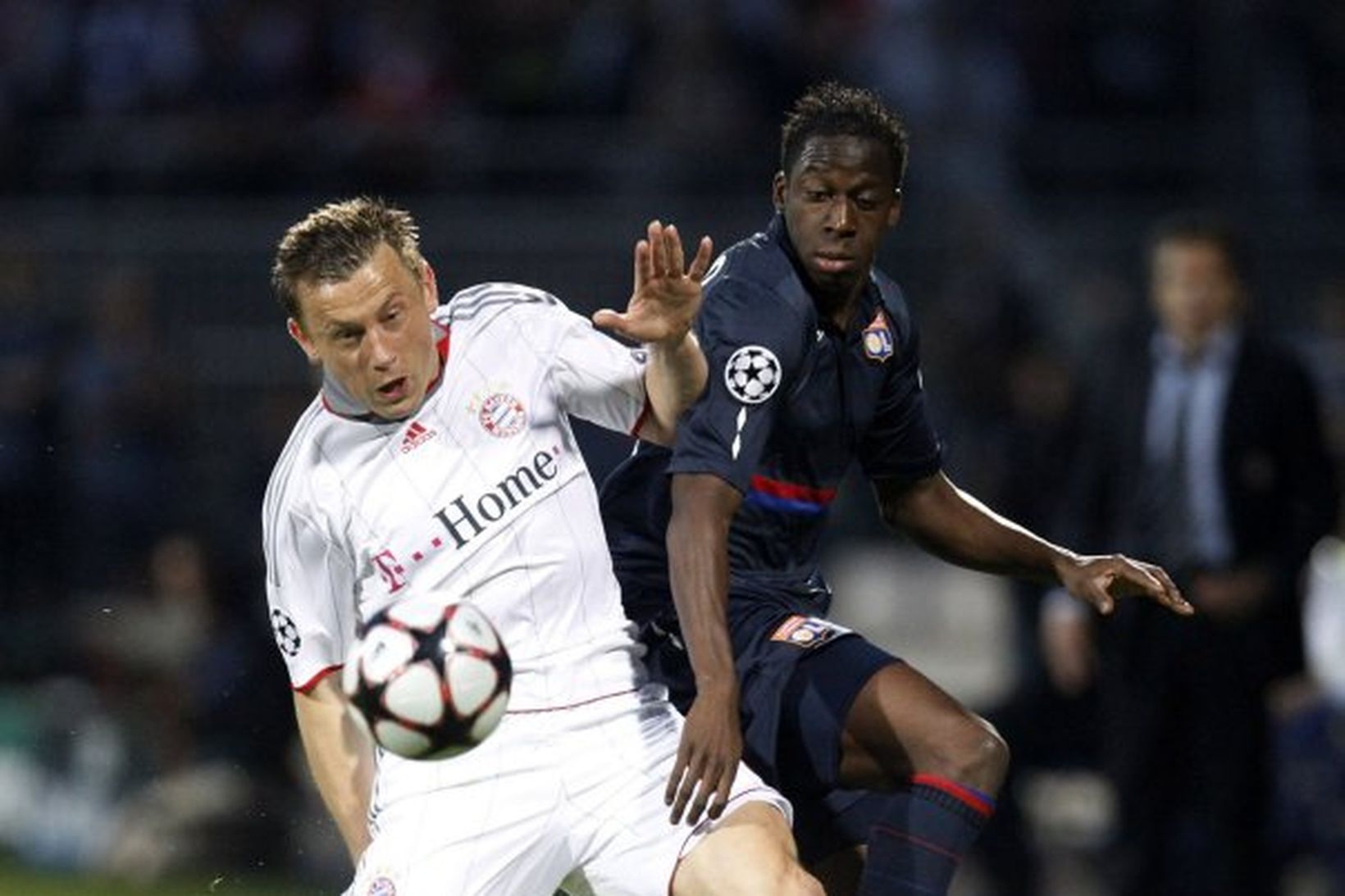 Ivica Olic t.v. í baráttu við Aly Cissokho leikmann Lyon …