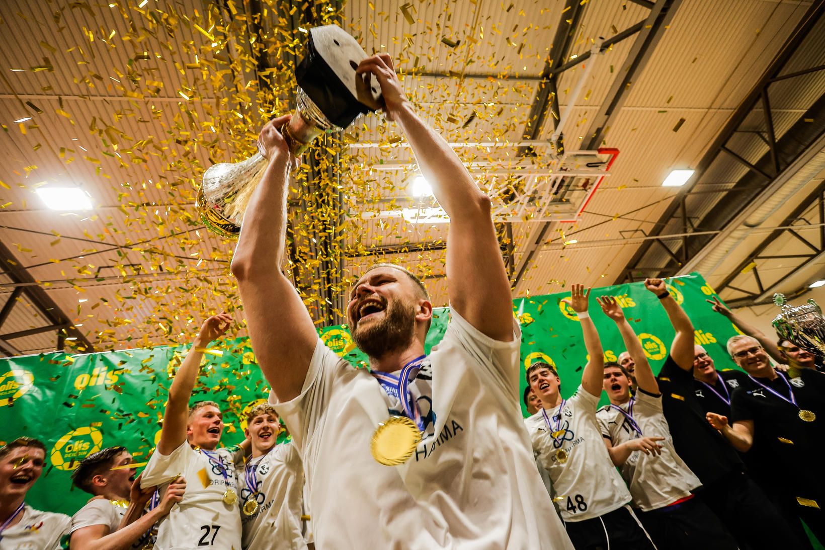 Aron Pálmarsson fyrirliði FH með bikarinn í leikslok.