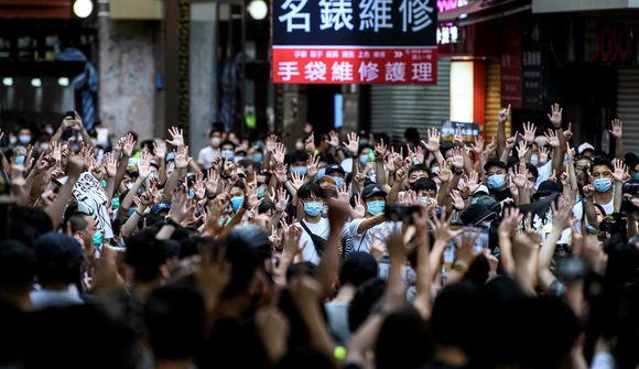 Lýðræðissinnar flýja Hong Kong 