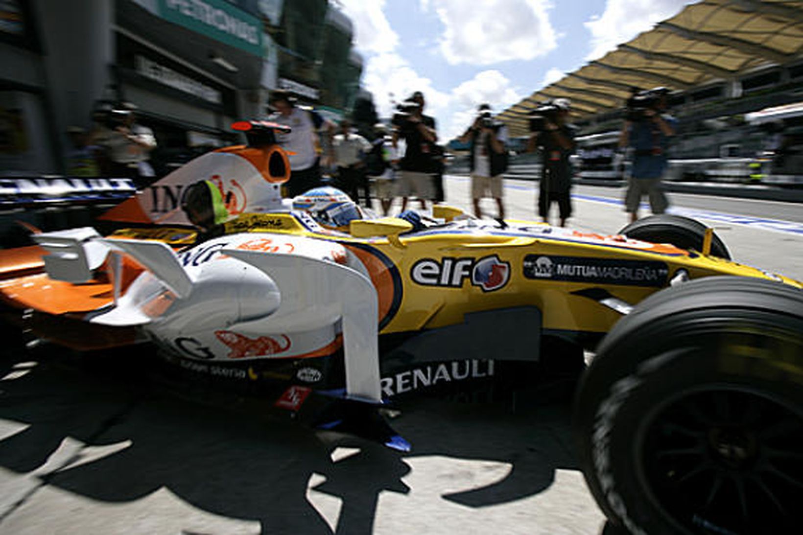 Alonso leggur í aksturslotu í Sepang.