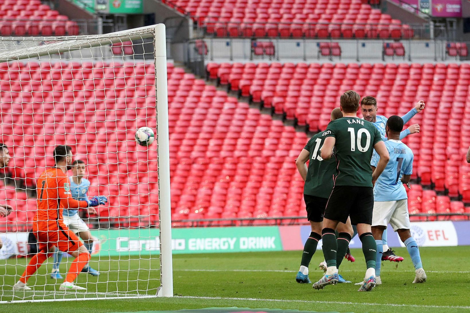 Aymeric Laporte skorar sigurmark City á Wembley í dag.