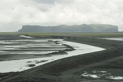 Unnið hefur verið að því að hækka varnargarðana fyrir ofan þjóðveginn undanfarnar vikur.