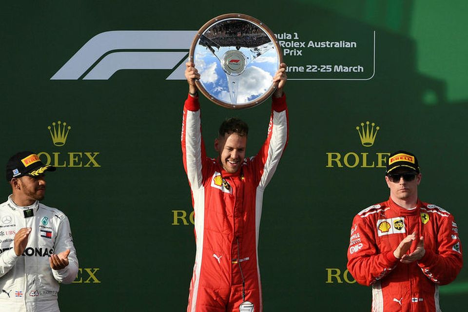 Sebastian Vettel með sigurskjöldinn á verðlaunapallinum í Melbourne.