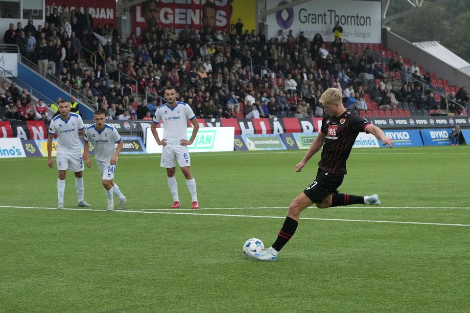 Atli Þór Jónasson skorar sjöunda mark Víkinga úr víti.