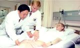 Dr. Zhang Shaocheng taugaskurðlæknir og dr. Halldór Jónsson, yfirlæknir bæklunardeildar Landspítalans, framkvæmdu flókna skurðaðgerð á …