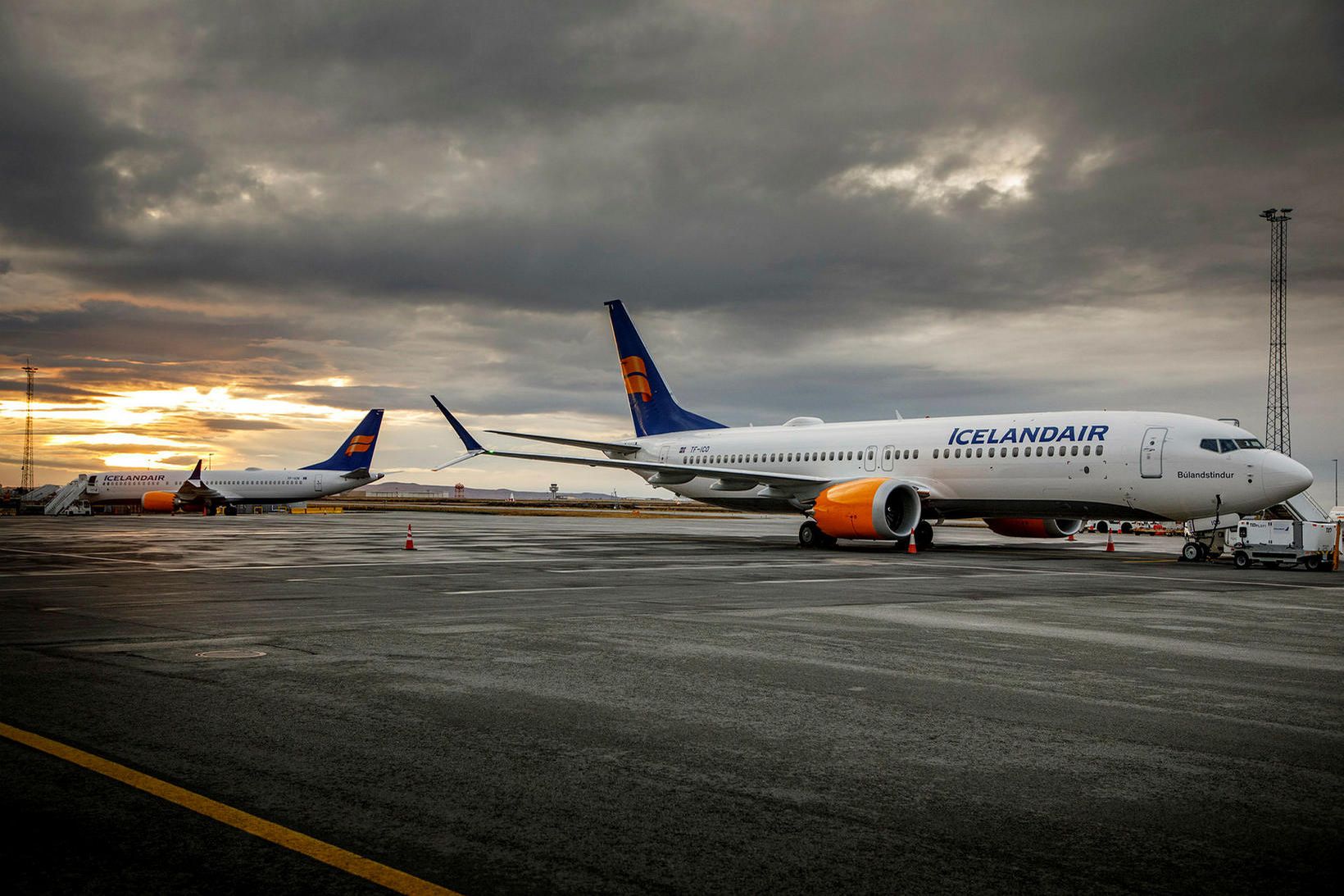 Gengi Icelandair hækkar áfram.
