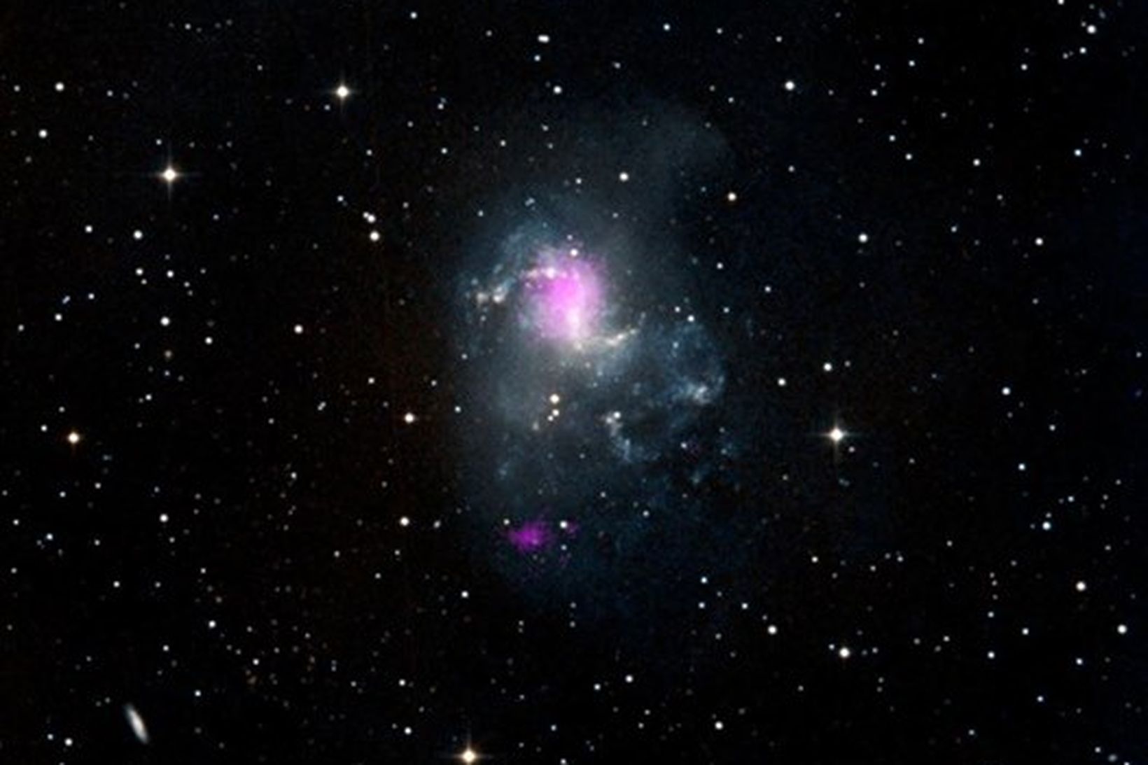 Á myndinni sjást tvö svarthol í þyrilvetrarbrautinni NGC 1313, sem …