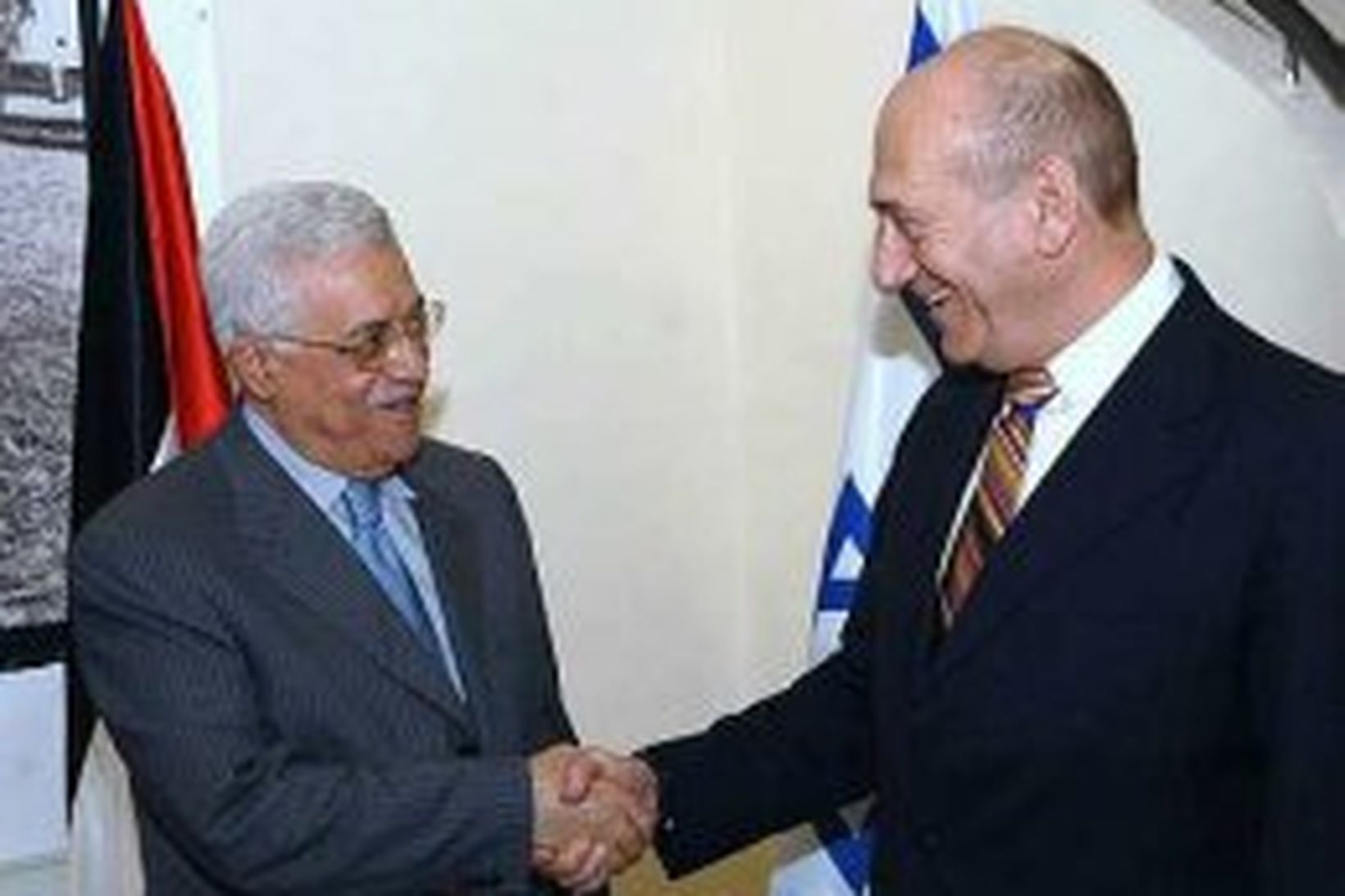 Mahmoud Abbas og Ehud Olmert eftir fund sinn í dag