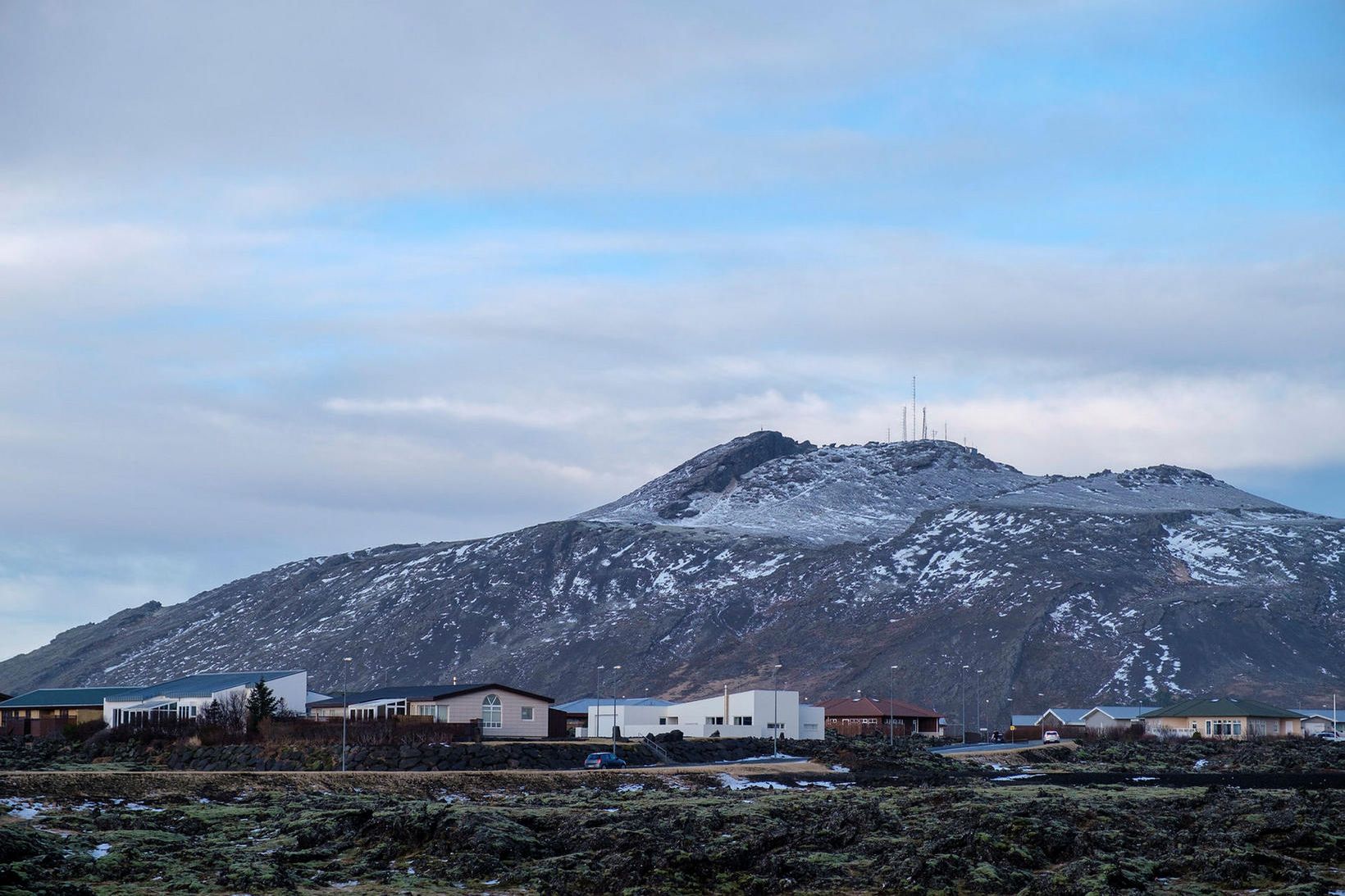 Þorbjörn gnæfir yfir Grindavíkurbæ.