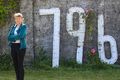 Sagnfræðingur Catherine Coreless við heimilið í Tuam á Írandi.