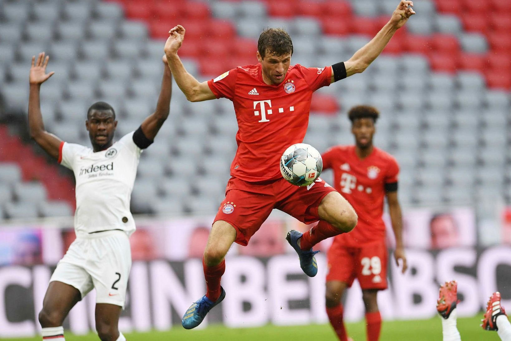 Thomas Müller skoraði annað mark Bayern.