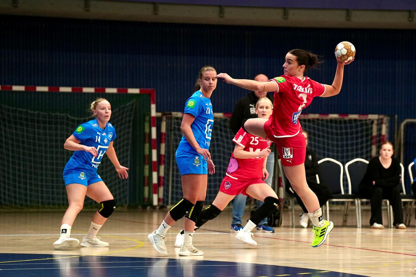 Elín Klara Þorkelsdóttir sækir að marki Stjörnmunnar í dag.