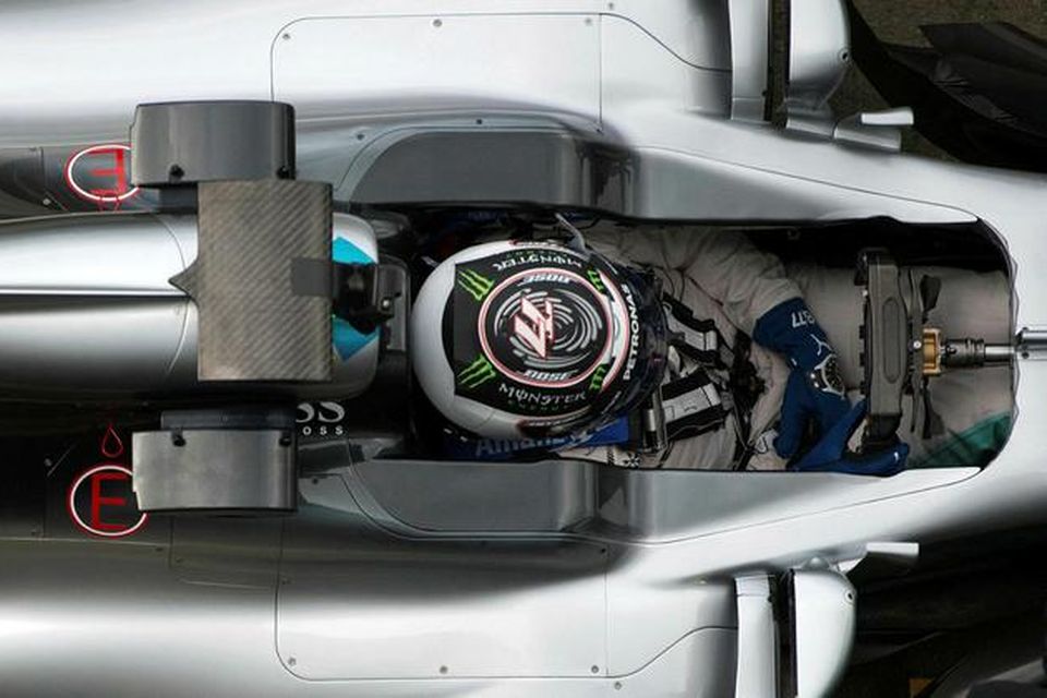 Valtteri Bottas að leggja af stað í aksturslotu á 2017-bíl Mercedes í Silverstone í dag.