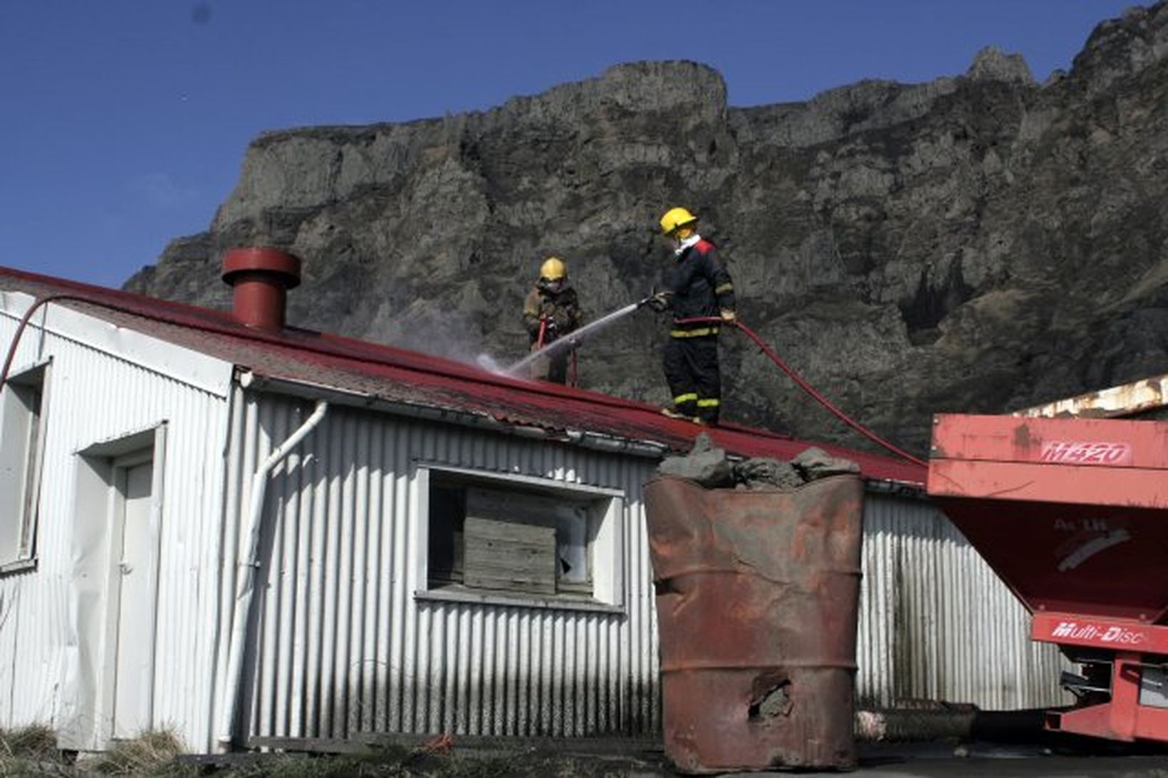 Menn frá Slökkviliði höfuðborgarsvæðisins mættu með öflug tæki og hreinsuðu …