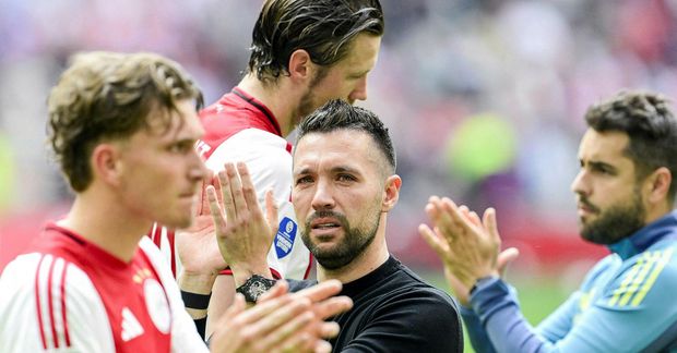 Francesco Farioli þakkar stuðninginn eftir sigurleik í gær, sem dugði þó ekki til sigurs í …