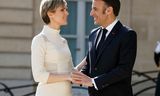 Kristrún Frostadóttir forsætisráðherra heilsar hér Emmanuel Macron, forseta Frakklands.
