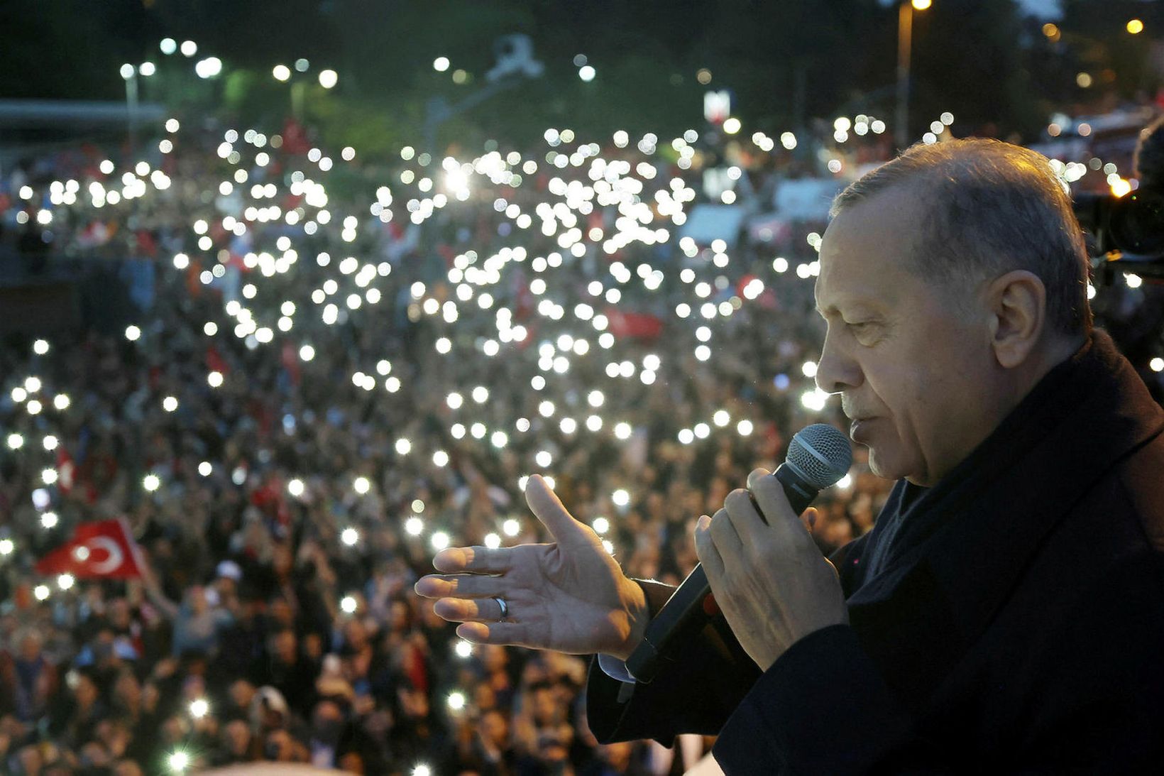 Erdogan var syngjandi sæll með niðurstöður kosninganna.