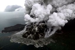 Anak-Krakatau þann 23. desember, daginn eftir að flóðbylgja sem orsakaðist af virkni fjallsins skall á …