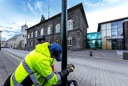 Að athöfninni lokinni mun nýr forseti flytja ávarp og minnast fósturjarðarinnar af svölum þinghússins.