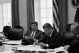 John F. Kennedy forseti og varnarmálaráðherra hans, Robert McNamara í Hvíta húsinu meðan á Kúbudeilunni …