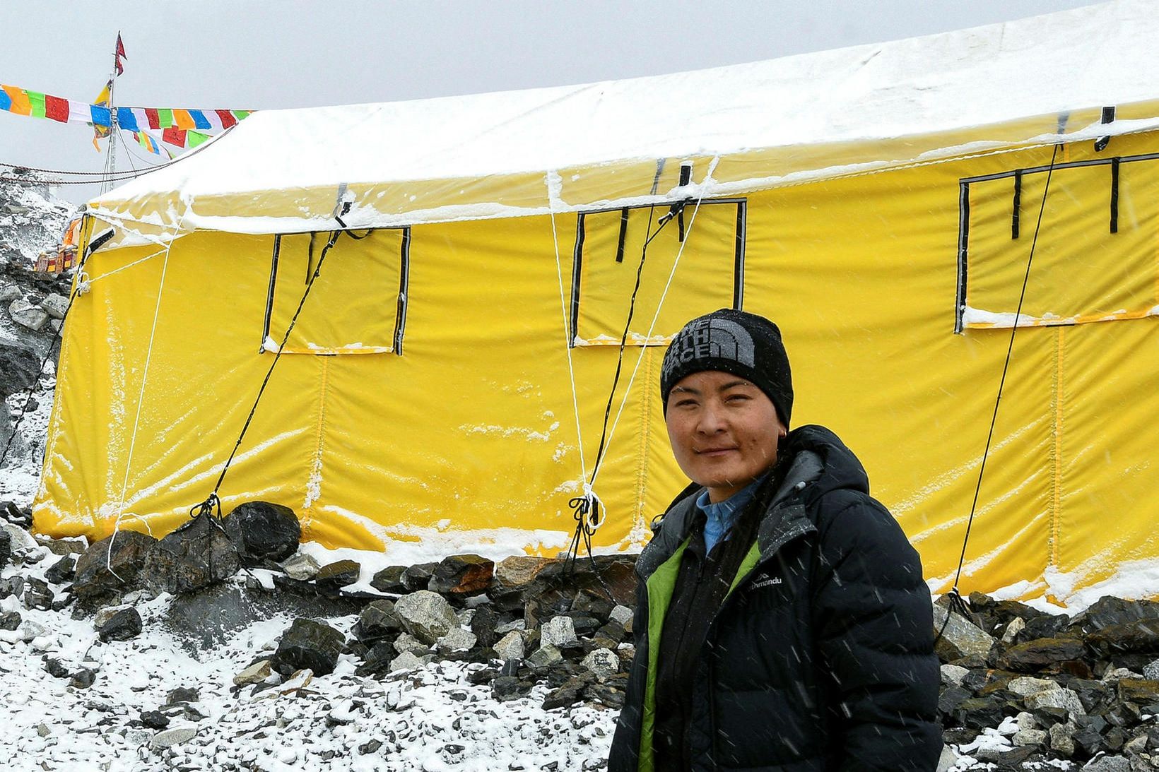 Fjallgöngukonan Phunjo Lama stórbætti metið, en hún kleif Everest á …