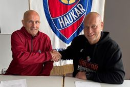 Pétur Ingvarsson ásamt Brynjari Þór Þorsteinssyni formanni körfuknattleiksdeildar Hauka.