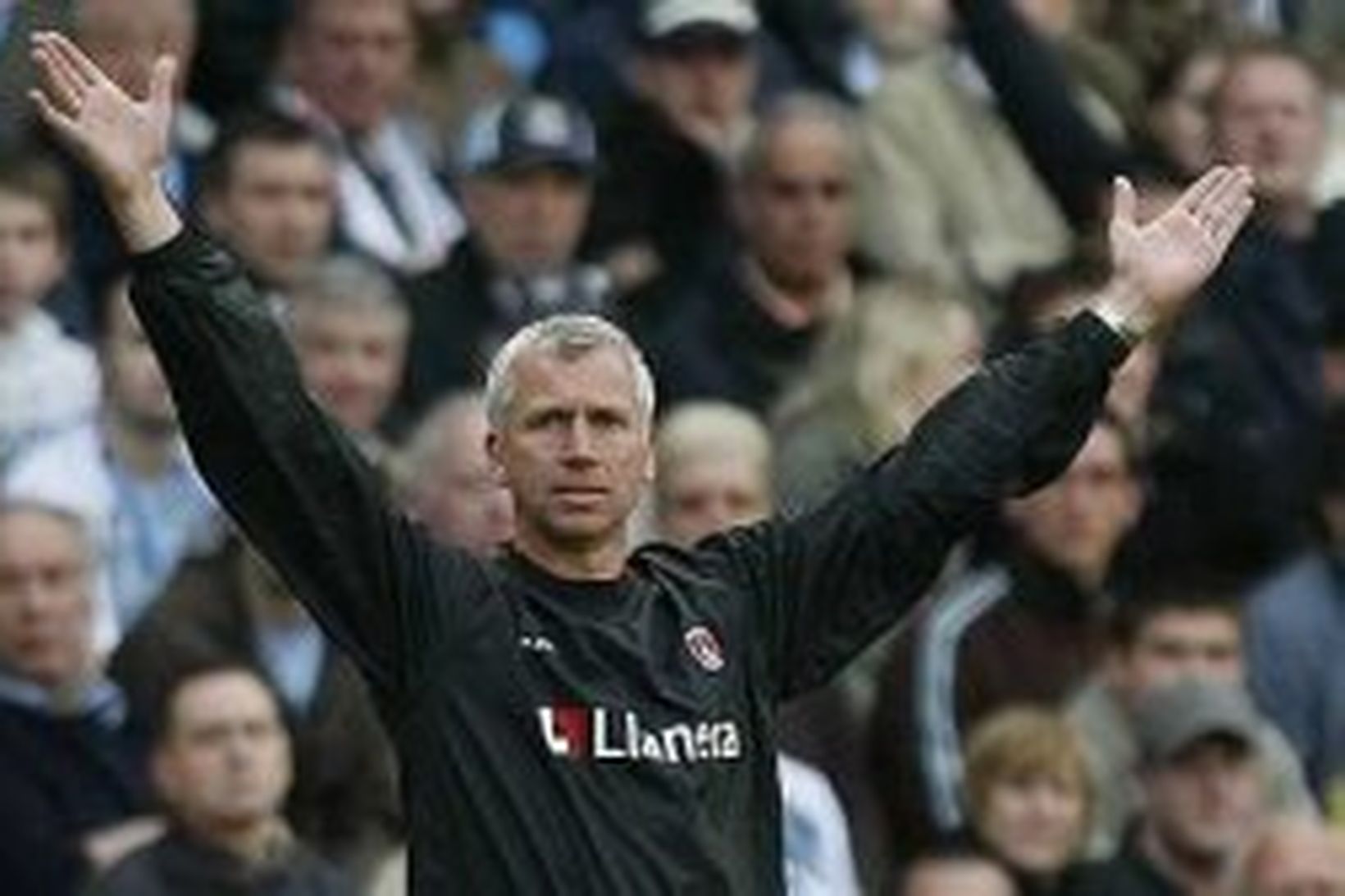 Alan Pardew átti góð samskipti við Graham Poll í gær.