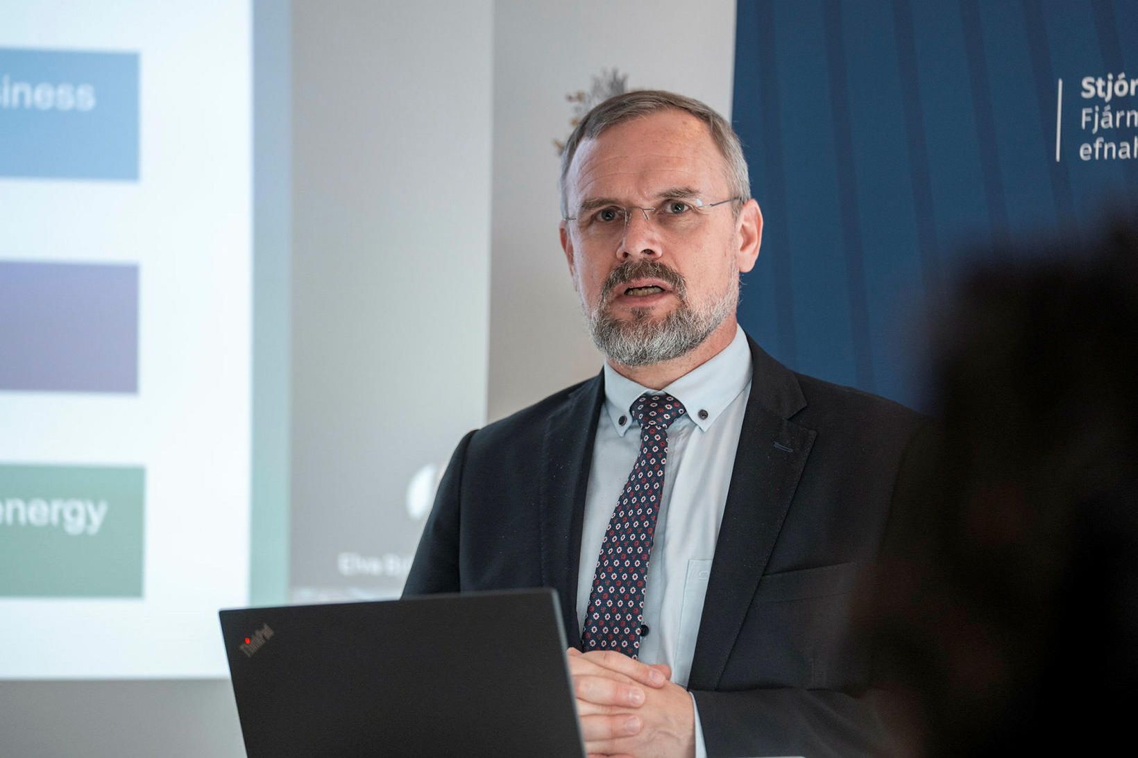 Daði Már flutti ávarp á blaðamannafundinum þar sem skýrslan var …