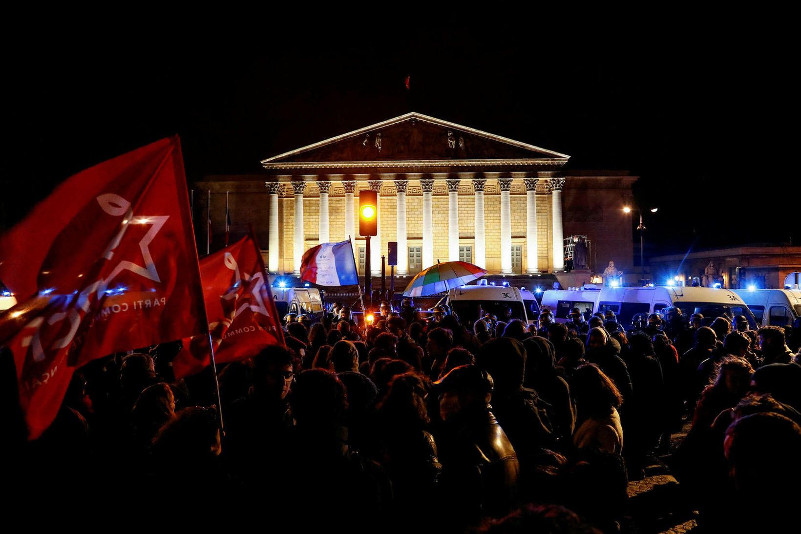 Mótmælendur söfnuðust saman við þinghúsið í París í kvöld.