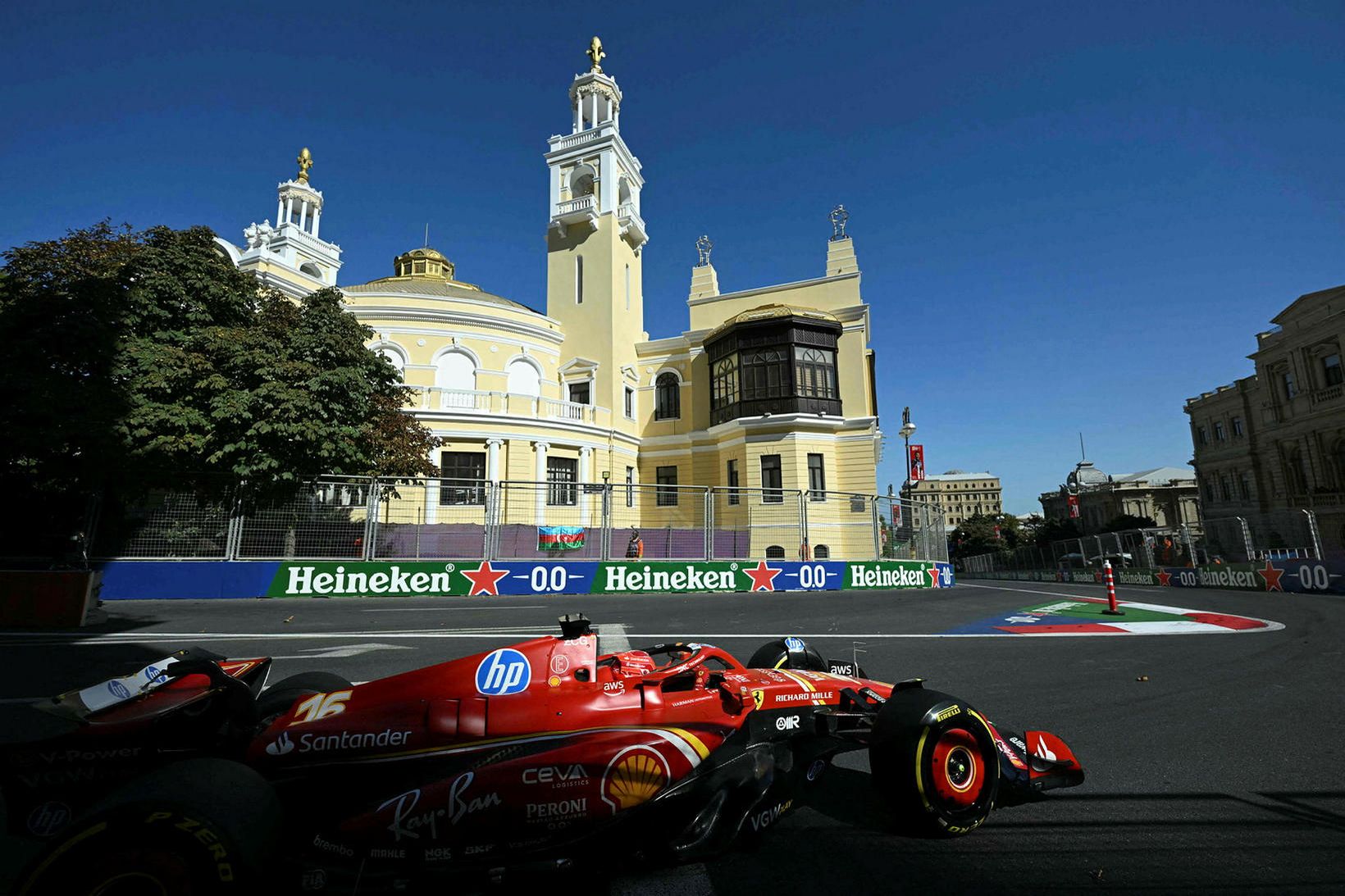 Hér keyrir Ferrari-ökumaðurinn Charles Leclerc um götur Baku í Aserbaísjan …