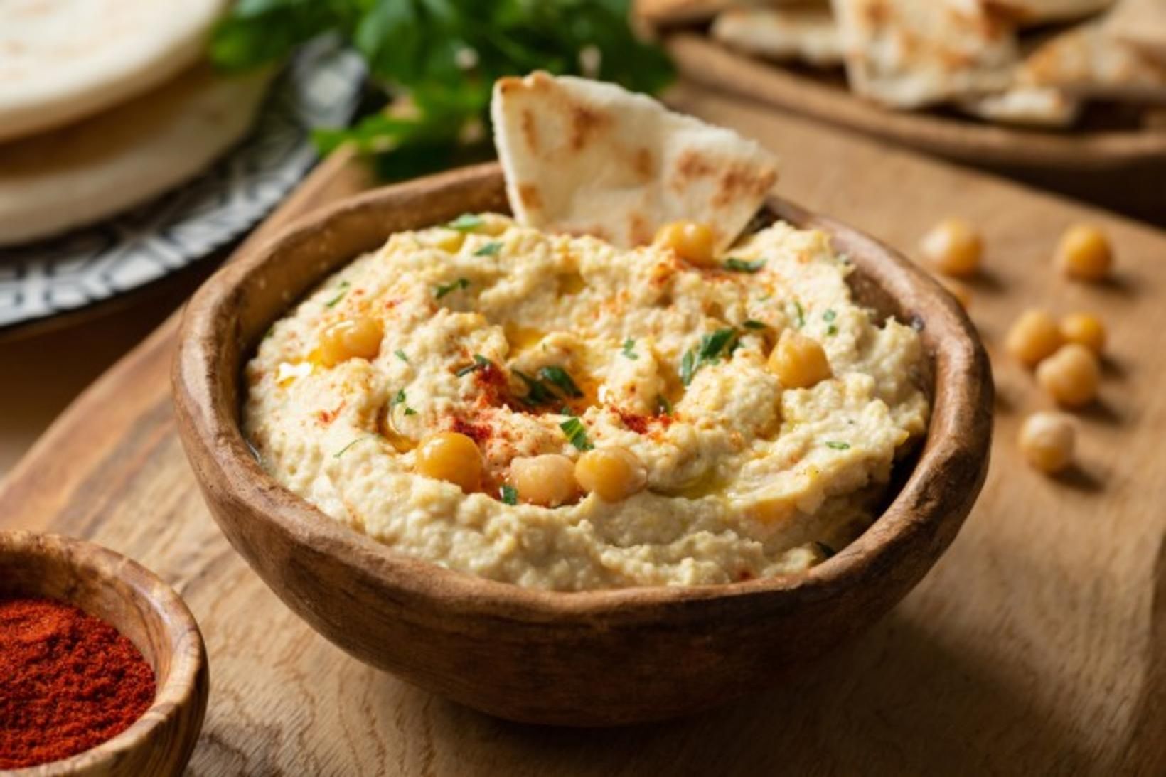 Við hér á matarvefnum elskum hummus og þessi uppskrift er …