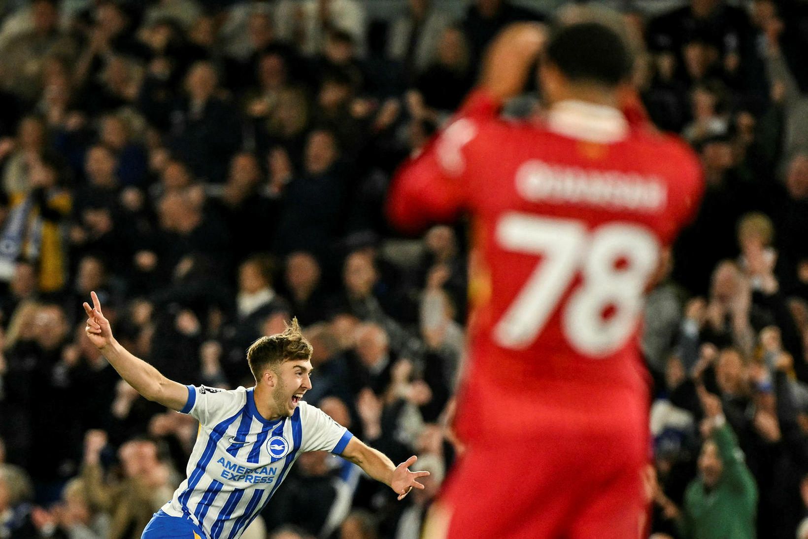 Jack Hinshelwood fagnar eftir að hafa komið Brighton í stöðuna …