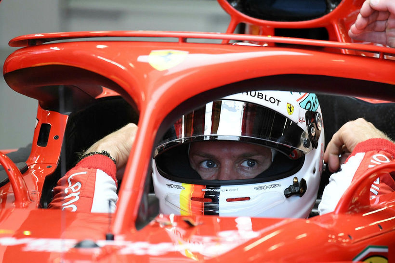 Sebastian Vettel milli tímatilrauna í bíl sínum.