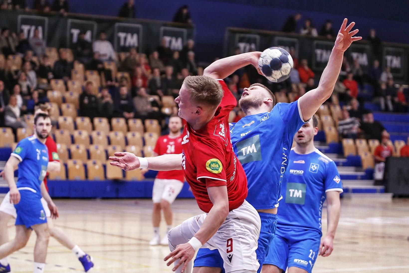 Benedikt Gunnar Óskarsson sækir að marki Stjörnunnar í kvöld.