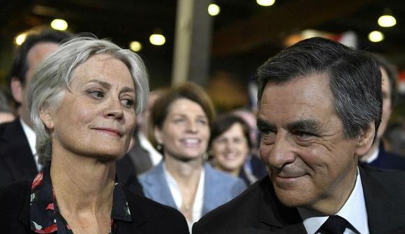 Fillon boðar til blaðamannafundar