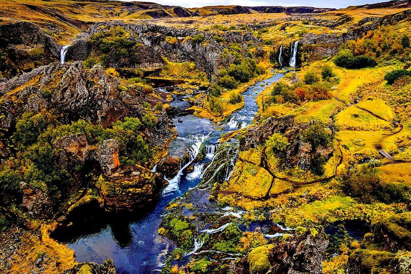 Stígar hafa verið troðnir út um alla náttúruperluna. Stórsér á …