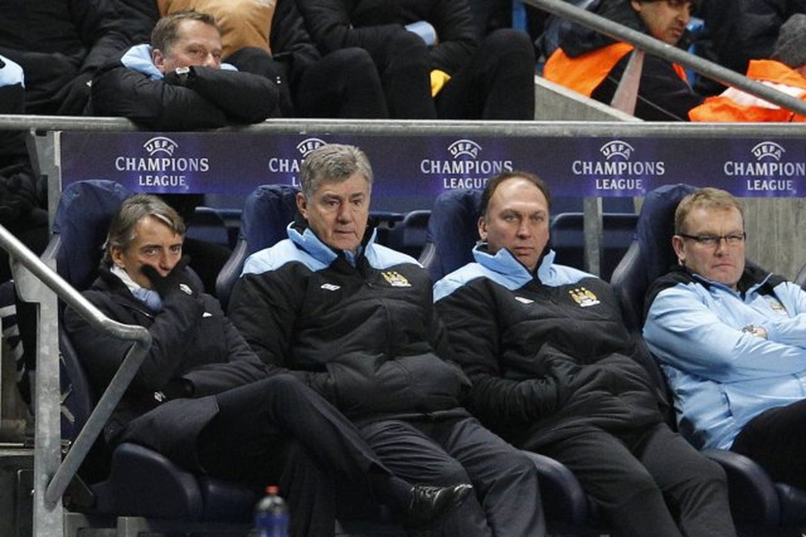 Roberto Mancini, stjóri Manchester City, ásamt aðstoðarmönnum sínum í leiknum …