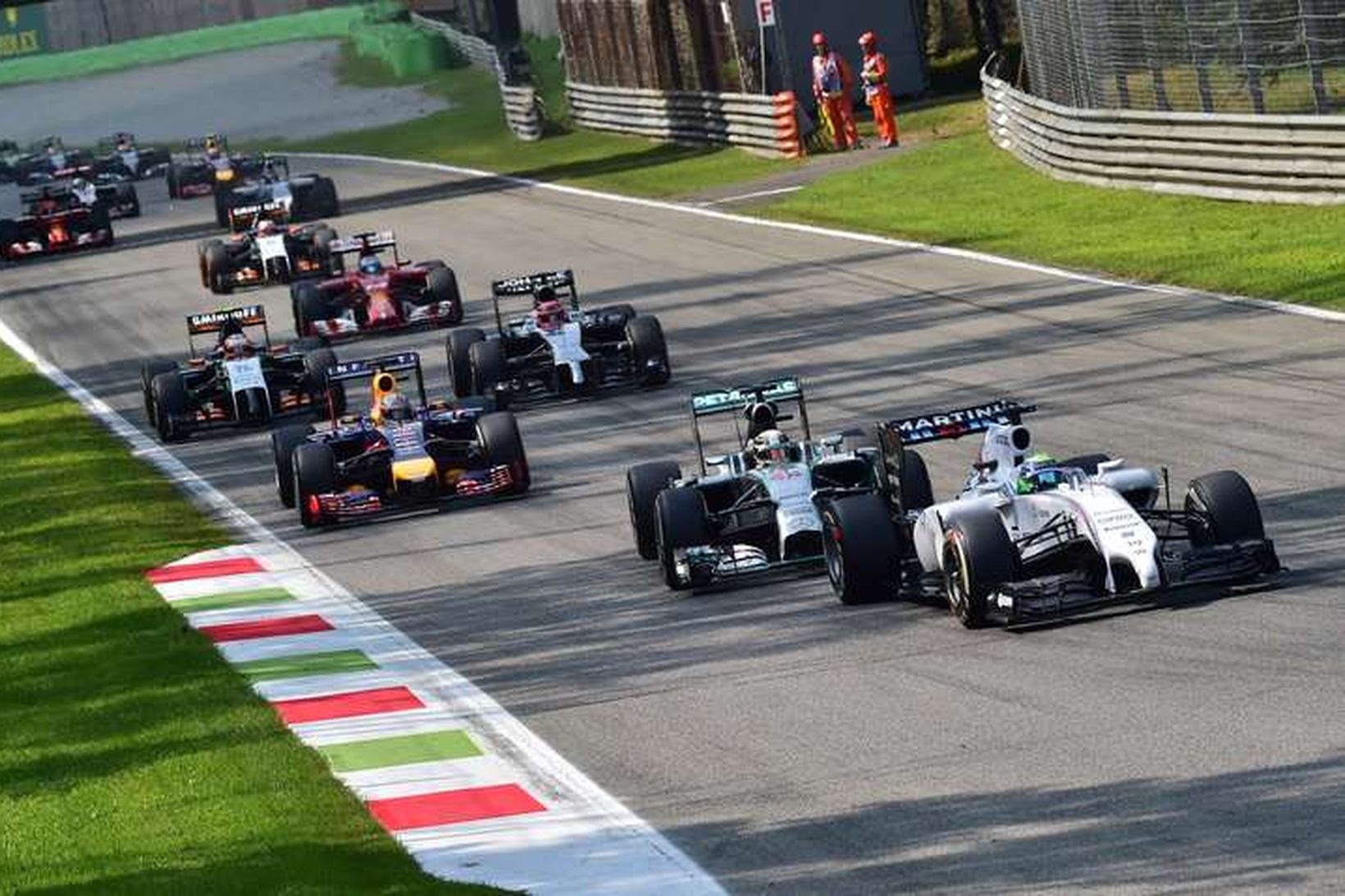Felipe Massa fremstur í fylkingu í Monza í dag.