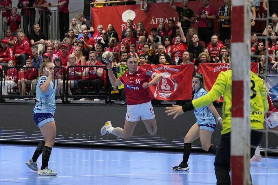 Elísa Elíasdóttir skýtur að marki Porrino.