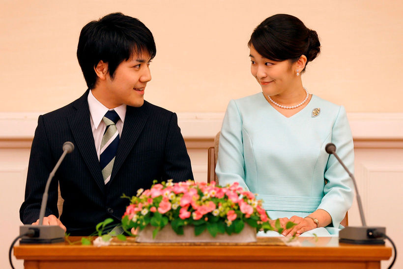 Kei Komuro og prinsessan Mako, elsta barnabarn Akihito Japanskeisara, frestuðu …