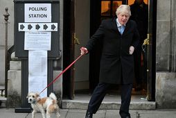 Boris Johnson, forsætisráðherra Bretlands og leiðtogi Íhaldsflokksins, yfirgefur kjörstað í London í morgun.
