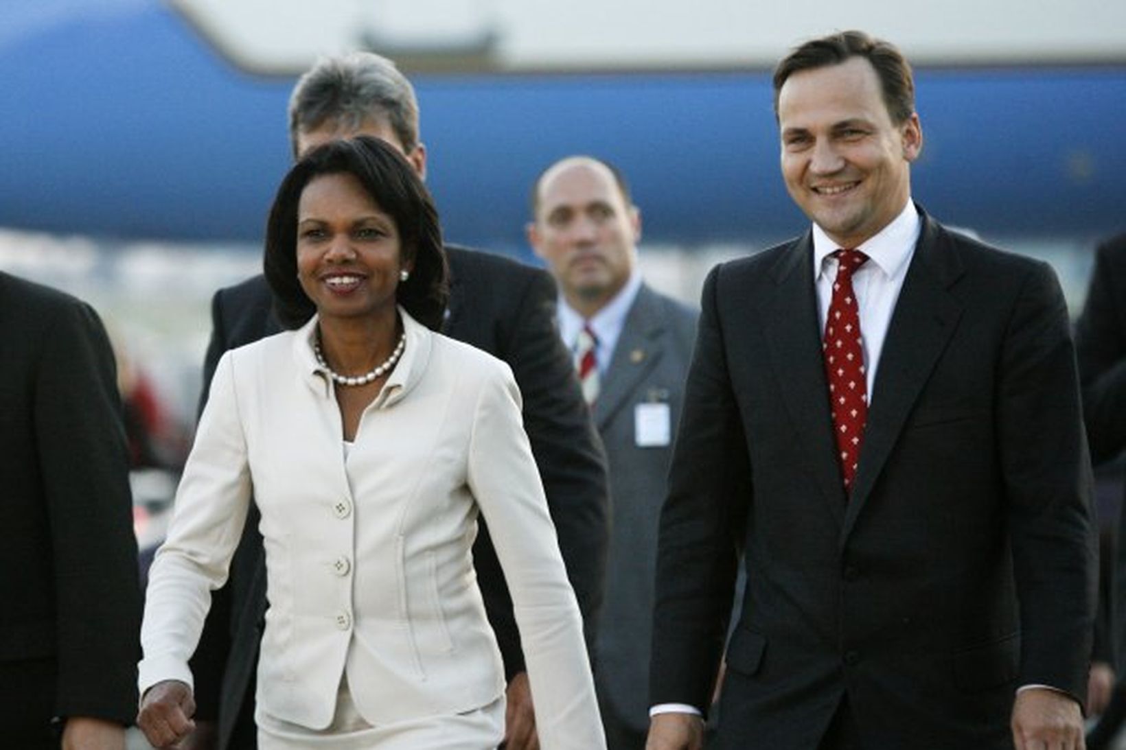 Condoleezza Rice og Radoslaw Sikorski á flugvellinum í Varsjá í …