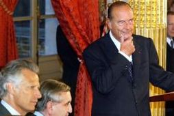 Jacques Chirac Frakklandsforseti einbeittur á svip í Elyseehöll en við hlið hans sitja (t.v.) Dominique …