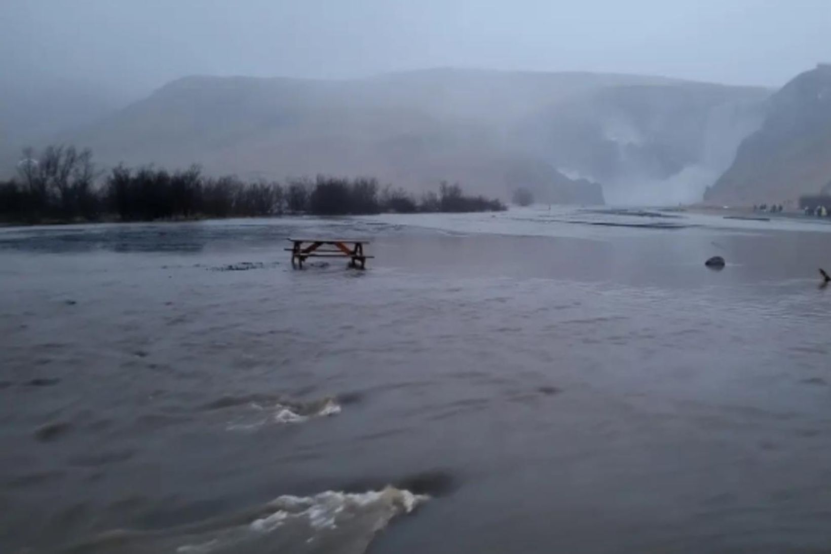 Við Skógafoss var allt umflotið vegna vatnavaxta.