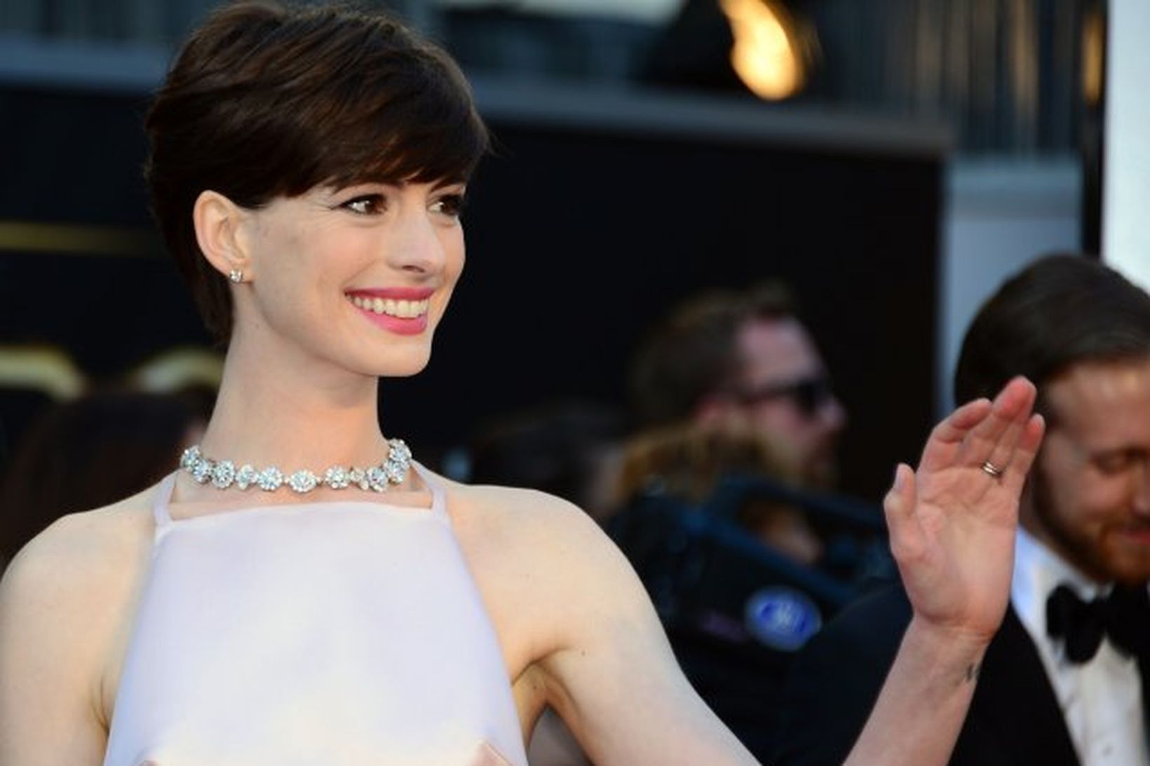 Anne Hathaway stillir sér upp á rauða dreglinum fyrir Óskarsverðlaunin …