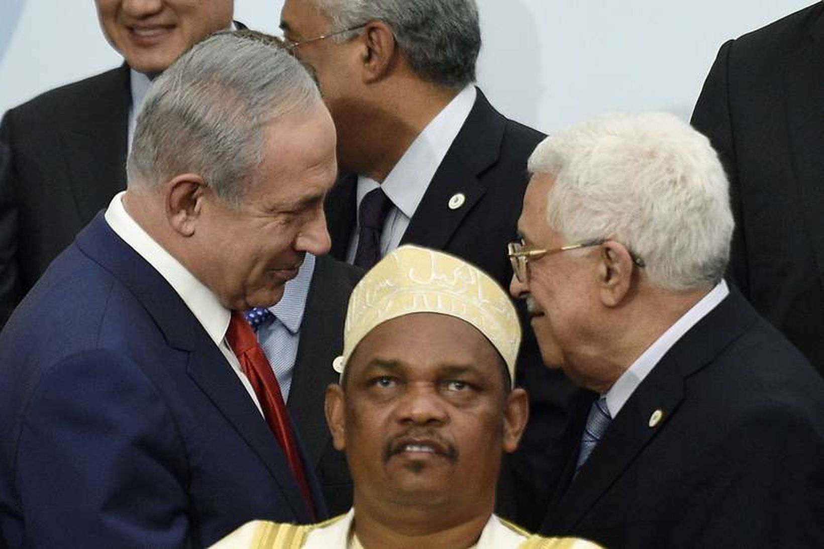 Netanyahu og Abbas brostu kurteisislega. Fátt toppar hinsvegar svipinn á …