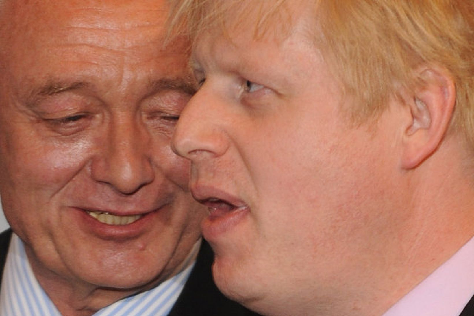 Ken Livingstone, t.v, óskar Boris Johnson til hamingju með sigurinn …