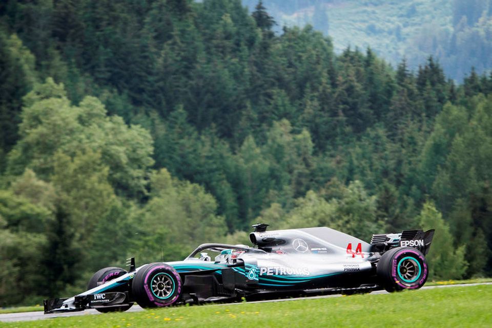 Lewis Hamilton á ferð á seinni æfingunni í Steyrufjöllum í Austurríki í dag.